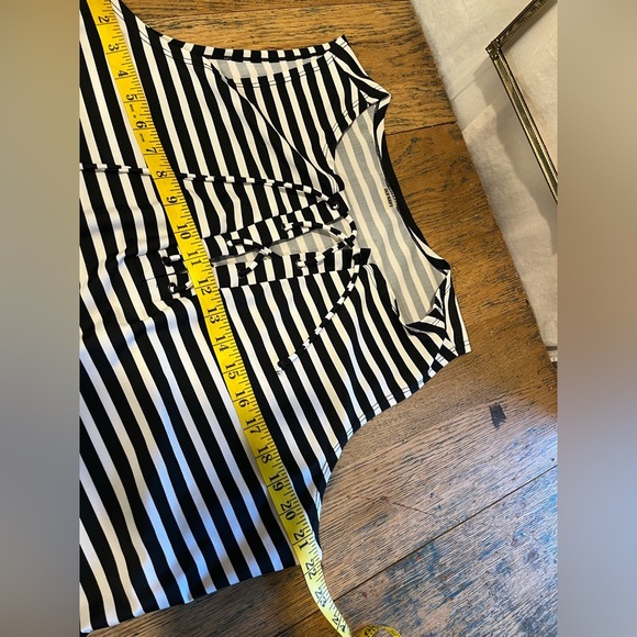 OLD NAVY – Women’s Swim Rashguard Top – Size XL - Picture 6 of 7